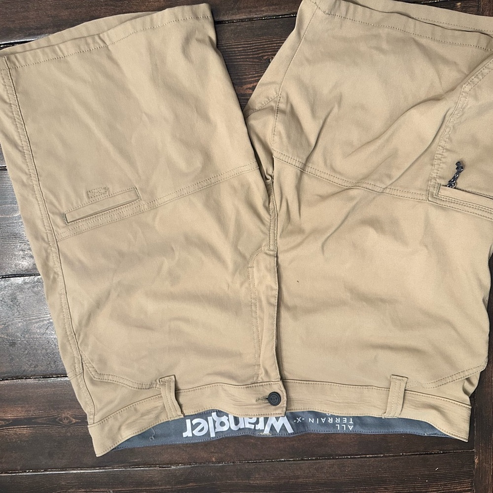 Wrangler Men's Tan Cargo Shorts